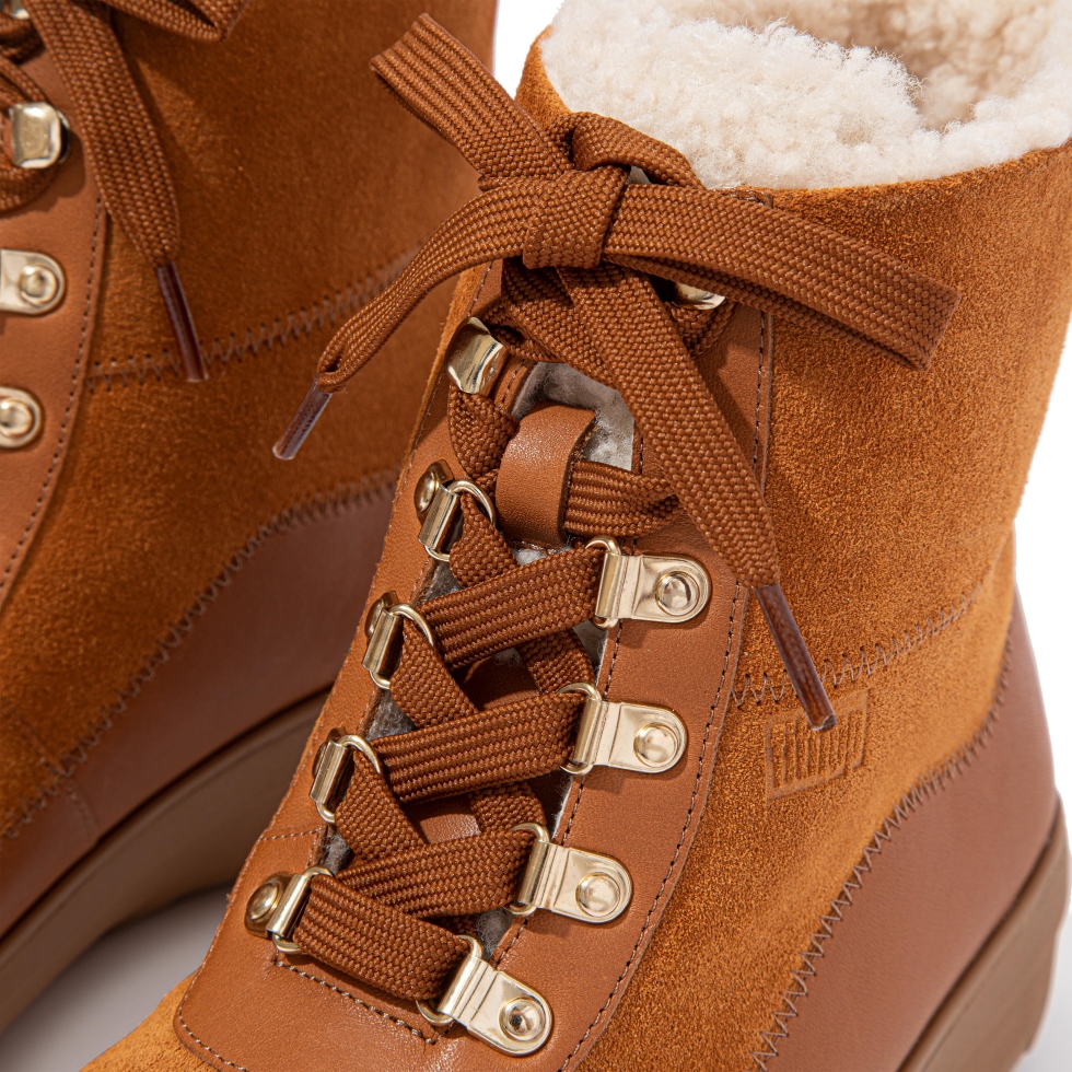 Fitflop Mukluk حذاء من الكاحل مبطّن بأربطة الشيرلنج بلون أسمر فاتح